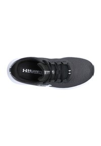 Zapatilla deportiva negra con parte superior de malla, cordones planos y suela de goma blanca. Presenta la marca "DELUXEFO" en la plantilla. Diseño texturizado en toda la superficie.