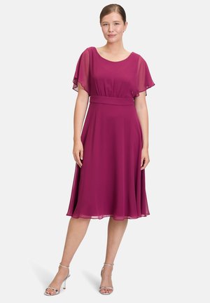 Magenta Chiffonkleid mit kurzen, flatternden Ärmeln und taillierter Taille. A-Linien-Silhouette, knielanger Saum, ohne sichtbare Muster.
