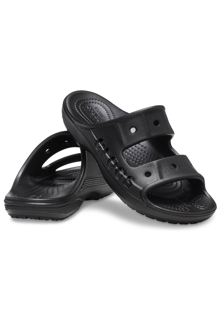 Sandalias negras tipo slip-on con dos correas anchas, perforaciones para ventilación, plantilla texturizada y suela de goma duradera.