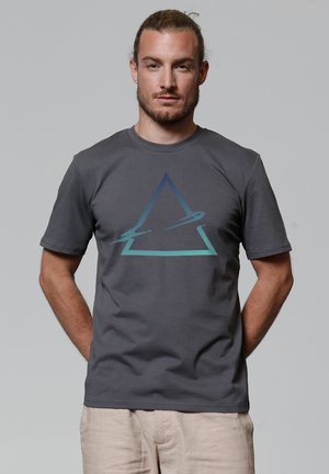 Graues Baumwoll-T-Shirt mit einem blau-grünen dreieckigen Grafikdesign und einer geschwungenen Linie, kurzen Ärmeln und einem klassischen Rundhalsausschnitt.