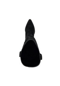 Bottines noires en suède à bout pointu avec une texture lisse et un haut ouvert ; comprend de petites sangles sur les côtés pour le détail.