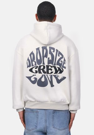 Balta kapuci džemperis ar stilizētu grafiku, kas lasāma "DROPSIZE CREW LOVE" tumšpelēkā krāsā. Mīksta auduma, brīva piegriezuma.