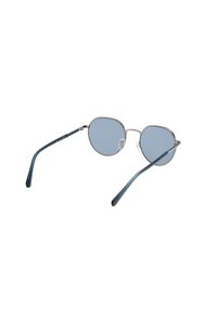 Metallsonnenbrille mit ovalen, blau getönten Gläsern, silbernem Rahmen und dunkelblauen Bügeln. Verfügt über verstellbare Nasenpolster für zusätzlichen Komfort.