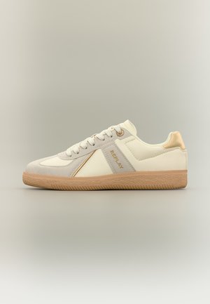 Alacsony szárú bézs és krémszínű sneaker nubuk részletekkel, "REPLAY" felirattal az oldalon, gumitalppal és fűzős záródással.