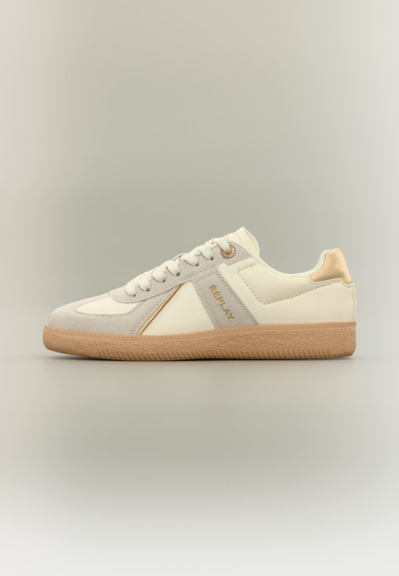 Μπεζ και κρεμ παπούτσι τύπου sneaker με χαμηλή κορυφή και σουέτ λεπτομέρειες, με λογότυπο "REPLAY" στο πλάι, σόλα από καουτσούκ και κλείσιμο με κορδόνια.