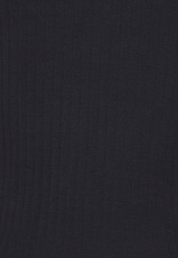 Tissu côtelé bleu marine foncé avec des lignes verticales, présentant une texture douce et une élasticité moyenne. Idéal pour diverses applications vestimentaires.