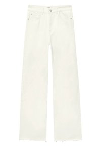 Białe, szerokie dżinsy z frędzlami, pięcioma kieszeniami i metalowymi detalami. Gładka tekstura, swobodny krój.