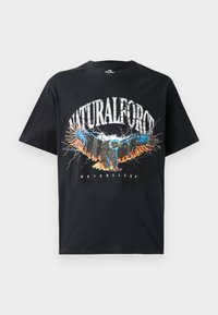 Sort bomulds T-shirt med et grafisk print af en ørn med flerfarvede accenter og teksten "NATURALFORCE" og "NEVERSLEEP." Korte ærmer.