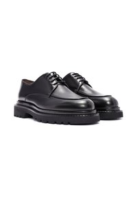 Schwarze Lederschuhe mit runder Zehenform, Schnürdesign und einer dicken Gummisohle mit einem strukturierten Profil für besseren Halt.