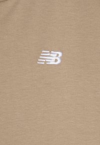 New Balance BOYS SMALL LOGO - T-shirts - stoneware