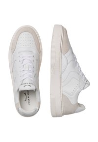 Sneakers bianchi in pelle con dettagli in suede, punta rotonda, design perforato, suola piatta in gomma e lacci con logo sulla linguetta.