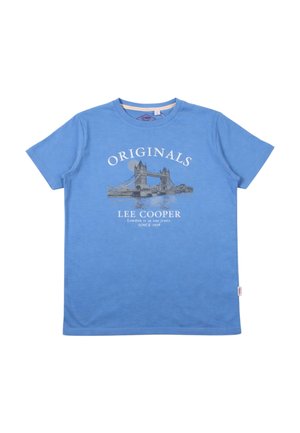 T-shirt bleu à manches courtes avec image du Tower Bridge, texte "ORIGINALS" au-dessus, et "LEE COOPER London est dans nos jeans DEPUIS 1908" en dessous.