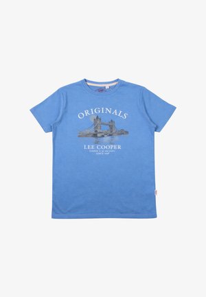 T-shirt bleu à manches courtes avec image du Tower Bridge, texte "ORIGINALS" au-dessus, et "LEE COOPER London est dans nos jeans DEPUIS 1908" en dessous.