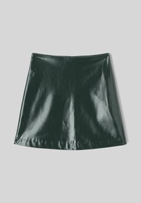 Jupe en simili cuir vert avec une finition brillante, de forme évasée et aux bords nets. Elle possède une fermeture éclair dissimulée à l'arrière.