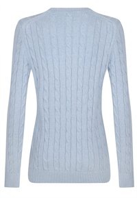 Helles blaues, kabelgestricktes Sweatshirt mit langen Ärmeln und gerippten Bündchen. Es hat vertikale Muster und einen runden Halsausschnitt. Weiche Textur.