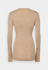 Długi rękaw bluzka w jasnobeżowym prążkowanym materiale, z okrągłym dekoltem i dopasowanym krojem o subtelnej teksturze i minimalnej ilości szwów.