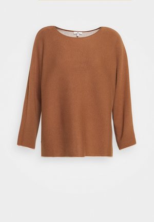 Brauner gestrickter Pullover mit langen Ärmeln, Rundhalsausschnitt und Seitenschlitzen; weiche Textur mit leicht lockerer Passform.