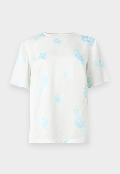 Λευκό κοντομάνικο μπλουζάκι με μοτίβο tie-dye σε ανοιχτό μπλε με άνθη, στρογγυλή λαιμόκοψη και κανονική εφαρμογή, παρουσιασμένο σε απλό φόντο.