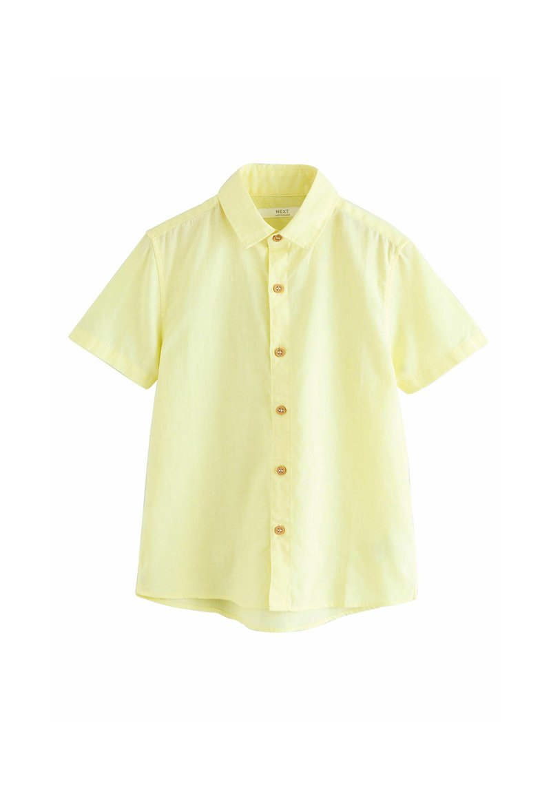 Camisa de botón de manga corta amarilla, hecha de una tela ligera, con un collar clásico y botones de madera en el frente.