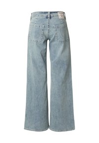 Světle modré džínové široké kalhoty s vysokým pasem, se dvěma zadními kapsami a značkovou visačkou nad pasem.