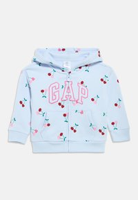 Ανοιχτογάλαζο φούτερ με φερμουάρ, με ροζ λογότυπο "GAP", μοτίβα κερασιών σε κόκκινο και ροζ διάσπαρτα, και μπροστινές τσέπες. Μαλακό ύφασμα, κανονική εφαρμογή.