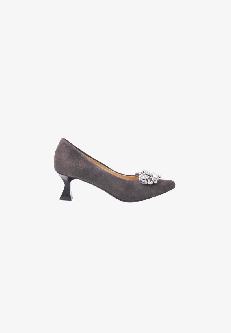 Zapato de charol gris con puntera puntiaguda, adornado con un broche de piedra plateada decorativa. Presenta un tacón bajo geométrico negro.