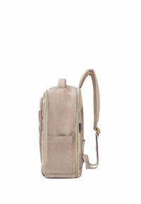 Jasnobeżowy plecak o prostokątnym kształcie, wykonany z teksturowanej tkaniny, z regulowanym siateczkowym paskiem na ramię, przednią kieszenią oraz zamykanymi na suwak przegródkami.
