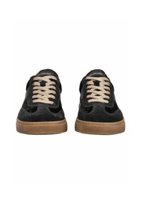 Baskets en daim noir avec des lacets beiges et des semelles en caoutchouc marron, vues de face, montrant la marque NeroGiardini sur la languette.