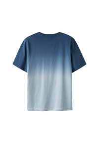 Kurzärmliges Baumwoll-T-Shirt mit einem Farbverlauf von Dunkelblau zu Hellblau, Rundhals und weicher Textur.
