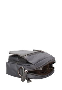 Borsa a tracolla in tessuto grigio con scomparti con zip e un lembo. Presenta accenti metallici e una superficie liscia e testurizzata.