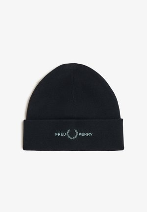 Gorro de punto negro con puño doblado bordado con "Fred Perry" y logo de corona de laurel en hilo azul claro.