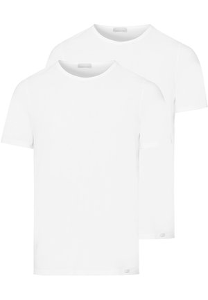 Białe bawełniane t-shirty z krótkimi rękawami, okrągłymi dekoltami i gładką fakturą. Wyeksponowane dwa sztuki, bez widocznych wzorów ani akcentów.