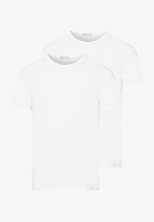 Białe bawełniane t-shirty z krótkimi rękawami, okrągłymi dekoltami i gładką fakturą. Wyeksponowane dwa sztuki, bez widocznych wzorów ani akcentów.