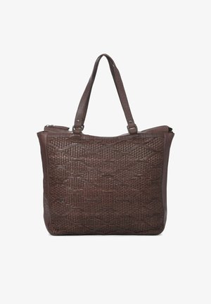 Bolso de mimbre marrón con acentos de cuero, que cuenta con dos asas de hombro robustas y una superficie texturizada con un patrón de formas entrelazadas.