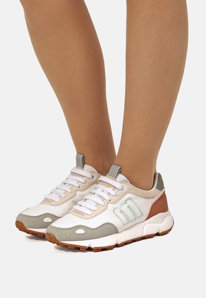 Sneakers atletiche con tomaia in mesh bianca, dettagli in suede grigio chiaro, tallone marrone e suola in gomma rigata. Caratterizzate da lacci e dettaglio del logo.