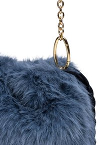 Borsa in pelliccia sintetica di un blu tenue con una texture morbida. Caratterizzata da una maniglia a catena dorata e un accento metallico circolare.