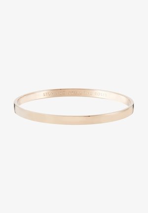 Armband i roséguld, slät yta, rundade kanter, graverad insida, inskriven med "STOPPA OCH LUKTA PÅ ROSERNA."