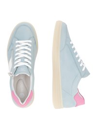 Baskets en suède bleu avec des lacets blancs, des accents roses et une fermeture éclair sur le côté. La semelle est beige clair, avec une texture lisse et une forme arrondie.