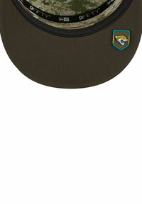 Grüne Tarnkappen mit flacher Krempe, ausgestattet mit einem schwarzen Innenfutter und einem Abzeichen mit einem Jaguar-Logo an der Vorderseite. Weicher Stofftextur.