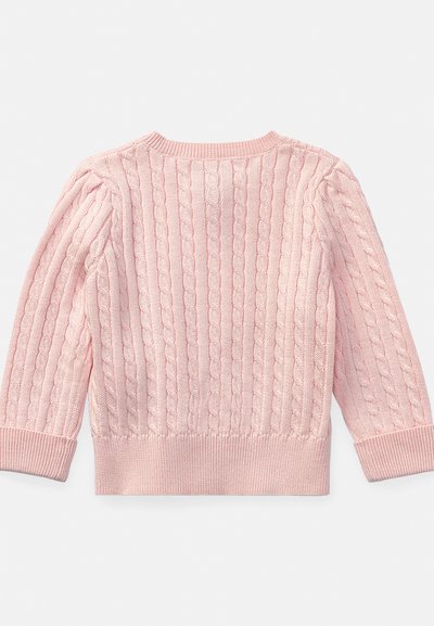 Ροζ πλεκτό πουλόβερ με σχέδιο κοτσίδας, ριμπ γιακά, μανσέτες και τελείωμα. Υφή υφάσματος με κάθετες γραμμές και μανίκια μέτριας προς μακριάς. 
