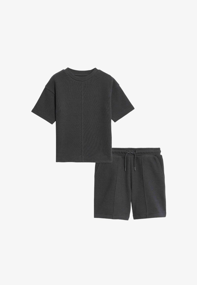 Set tmavě šedých šortek a trička s krátkým rukávem vyrobený z strukturované látky, s kulatým výstřihem a šňůrkovým pasem na šortkách.