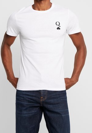 Hvid kortærmet T-shirt i bomuld med sort "Q" og sparrets logo på venstre brystområde. Standard rund halsudskæring.