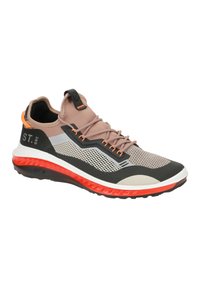Chaussure de sport légère avec un dessus en mesh beige et gris, accents noirs, lacets orange et semelle extérieure à rayures rouges.