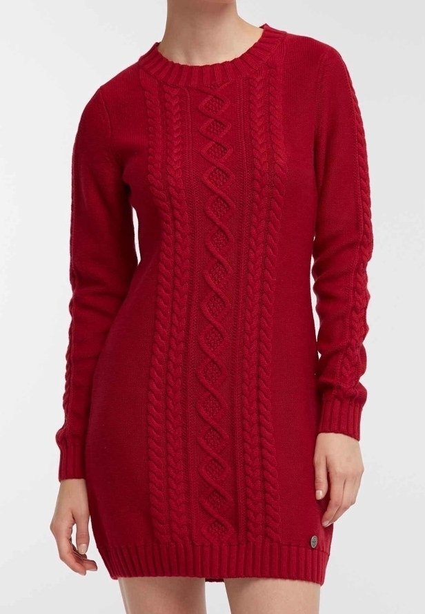 Abito maglione rosso in maglia con colletto rotondo, caratterizzato da trame a treccia testurizzata, maniche lunghe e polsini e orlo a coste.