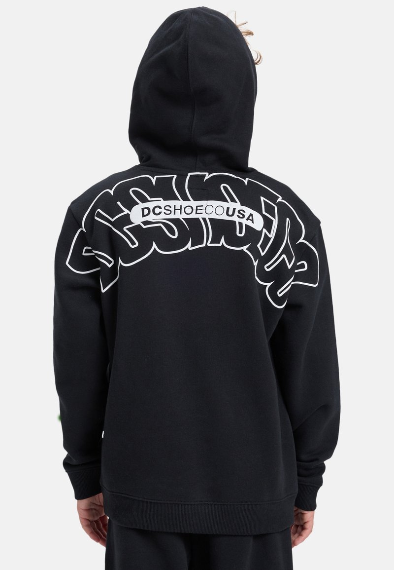Čierna mikina s kapucňou obsahujúca veľké biele grafické logo na chrbte, s rebrovanými manžetami a lemom. Vyrobená z jemnej, textúrovanej látky.
