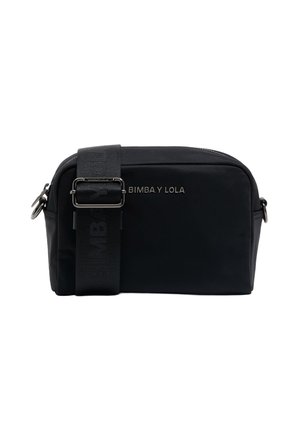 Czarna nylonowa torba na ramię o prostokątnym kształcie, z regulowanym paskiem i srebrnymi elementami. Posiada wytłoczone logo marki z przodu.