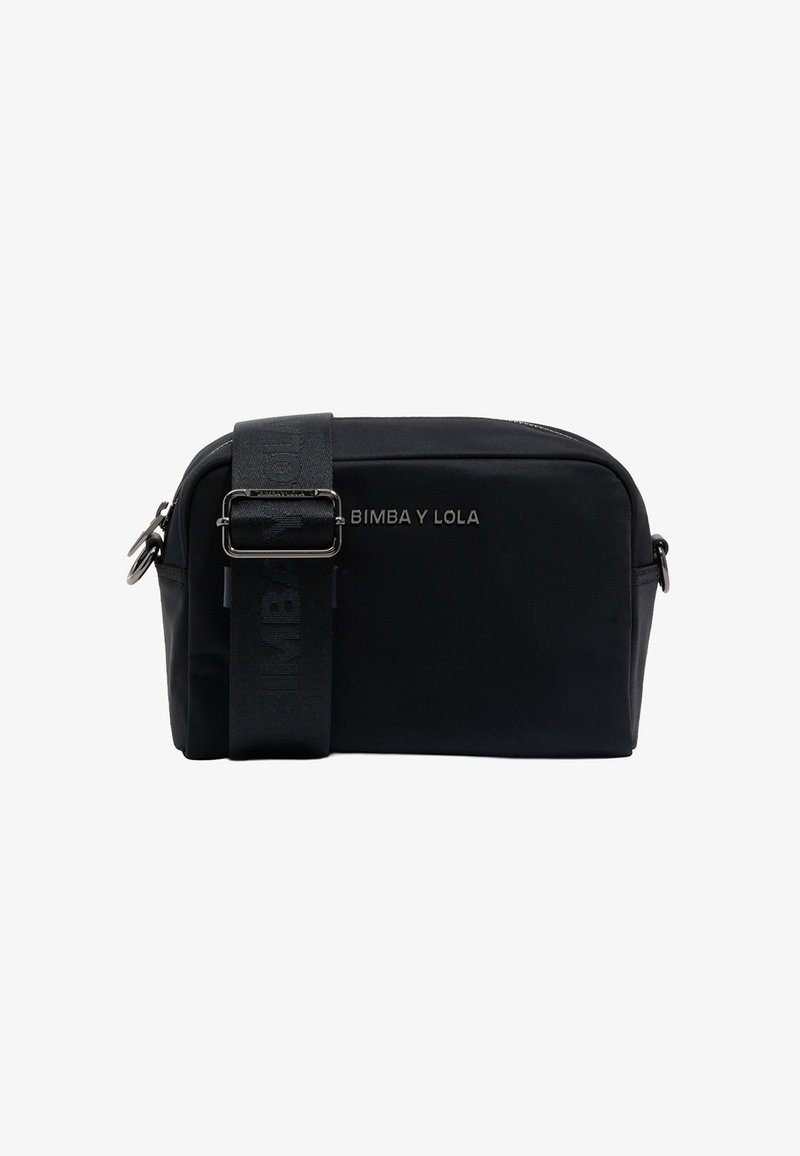Bolsa cruzada de nylon negro con forma rectangular, correa ajustable y herrajes plateados. Presenta el logo de la marca en relieve en la parte delantera.