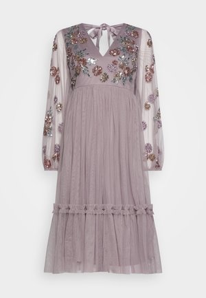 Robe lavande avec manches longues transparentes, ornements de paillettes florales, col en V et ourlet à volants en tissu léger et texturé.