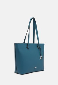 Sac fourre-tout en cuir bleu avec deux poignées, une texture lisse et un accent logo argenté. Le sac présente une forme rectangulaire structurée.