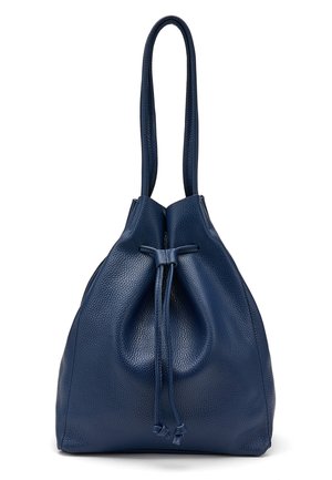 Borsa tote a coulisse in pelle testurizzata blu navy con manici lunghi e base liscia e arrotondata, in piedi su uno sfondo bianco.